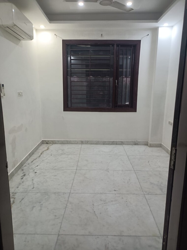 Room, preet vihar 3 Bedroom 1500 Sq.Ft. Builder Floor In Preet Vihar Delhi 9460389