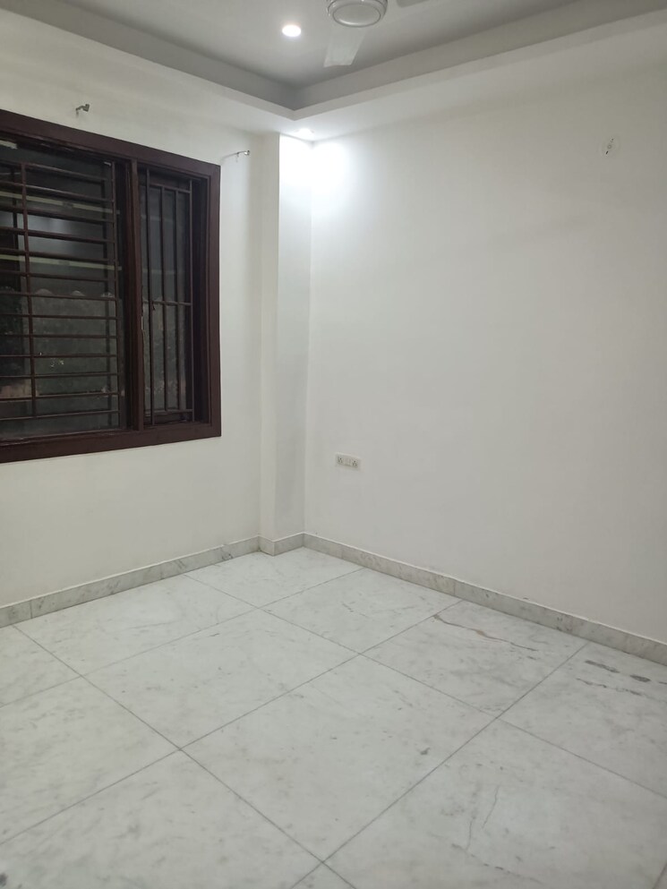 Room, preet vihar 3 Bedroom 1500 Sq.Ft. Builder Floor In Preet Vihar Delhi 9460389