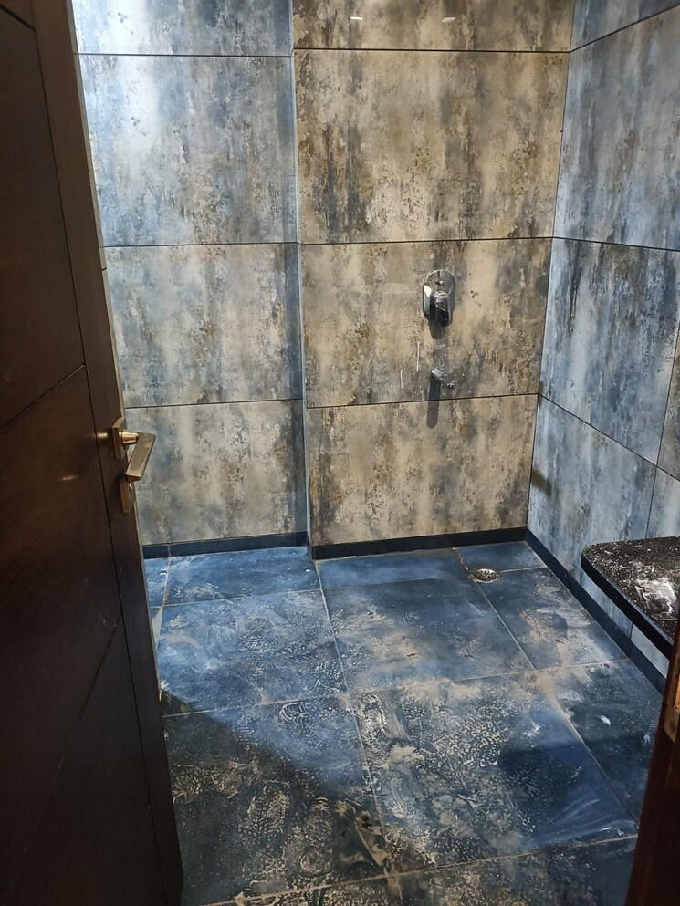 Bathroom, preet vihar 3 Bedroom 1500 Sq.Ft. Builder Floor In Preet Vihar Delhi 9460507