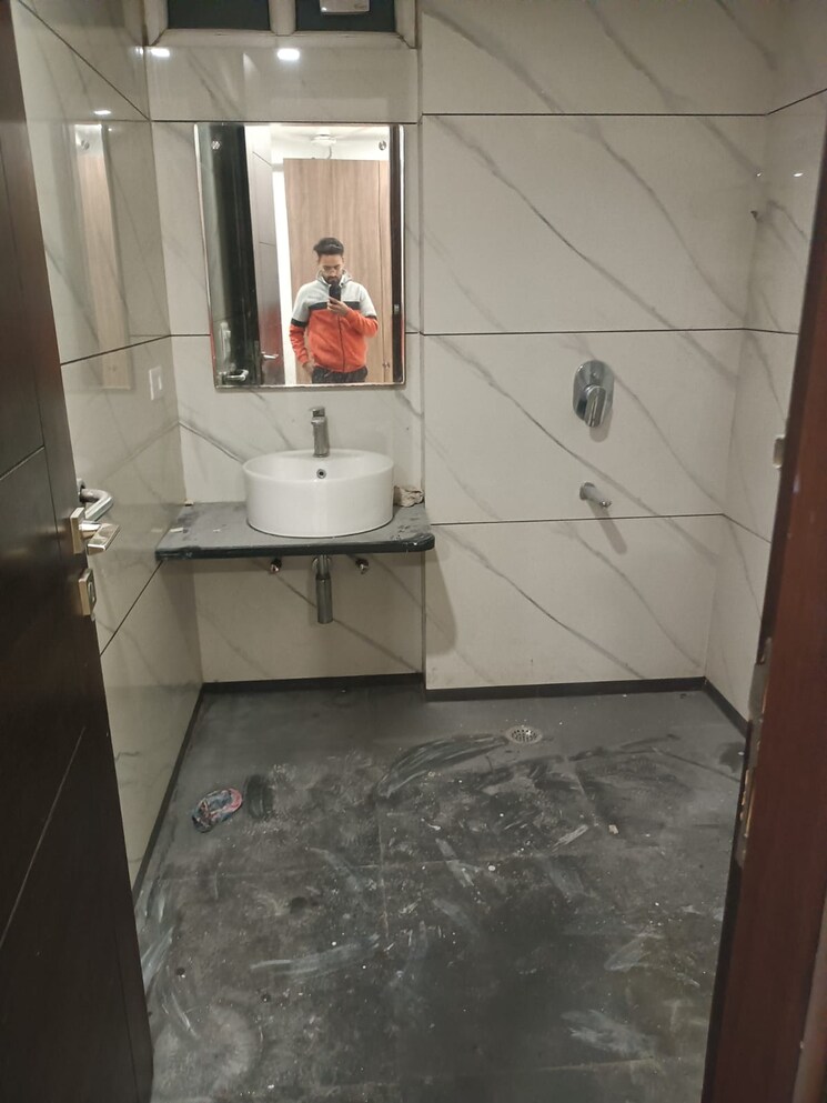 Bathroom, preet vihar 3 Bedroom 1500 Sq.Ft. Builder Floor In Preet Vihar Delhi 9460507
