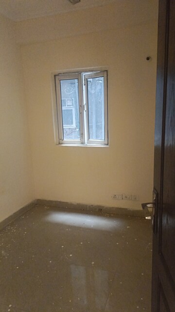 Room in 3 BHK Apartment at Gardenia Golf City, Sector 75 – for Rent