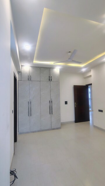 Room in 3.5 BHK Apartment at AEZ Aloha, Sector 57 – for Rent