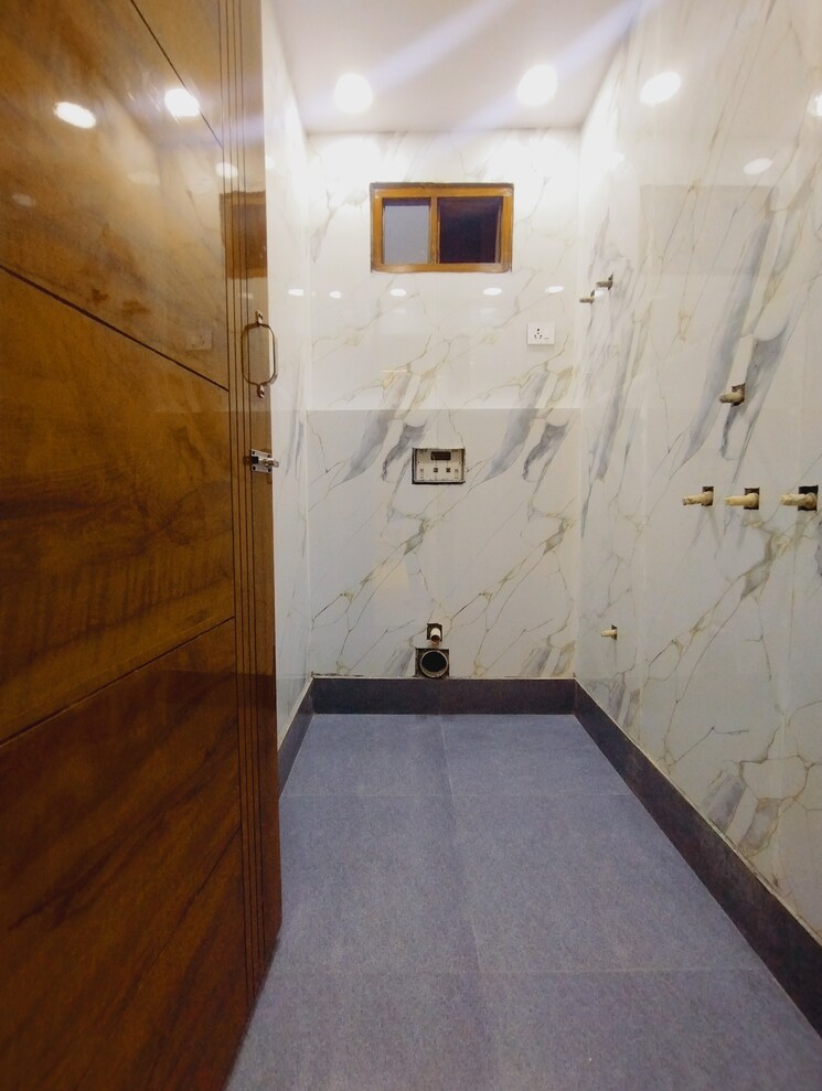 Bathroom, mohan garden 3 Bedroom 900 Sq.Ft. Builder Floor In Mohan Garden Delhi 9460605