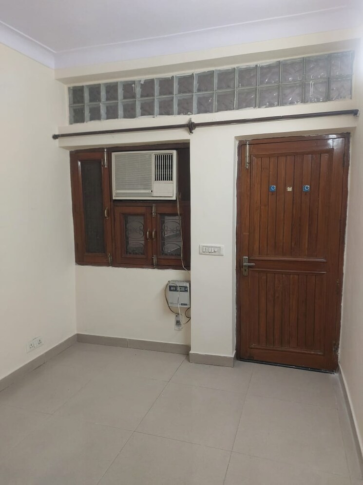 Room, east of kailash 3 Bedroom 500 Sq.Yd. Builder Floor In East Of Kailash Delhi 9460620