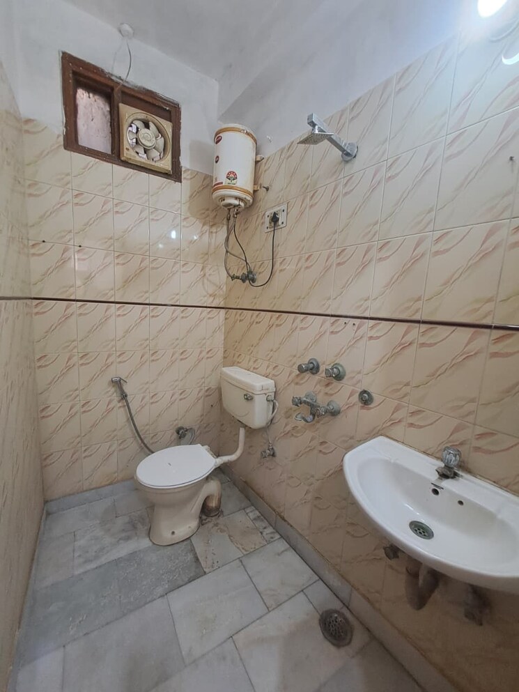 Bathroom, malviya nagar 2 Bedroom 800 Sq.Ft. Builder Floor In Malviya Nagar Delhi 9460715