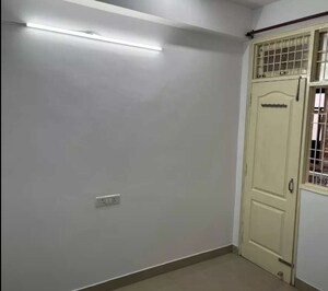 Room in 3 BHK Apartment at Jewel Apartment, Hazratganj – for Rent