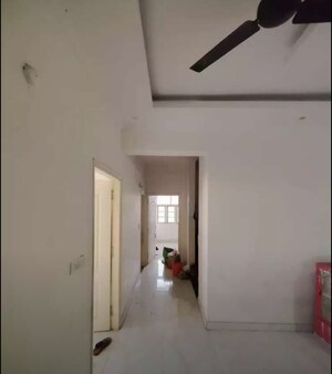 Room in 3 BHK Apartment at Jewel Apartment, Hazratganj – for Rent