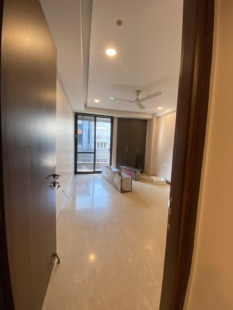 Room, east of kailash 3 Bedroom 500 Sq.Yd. Builder Floor In East Of Kailash Delhi 9460781