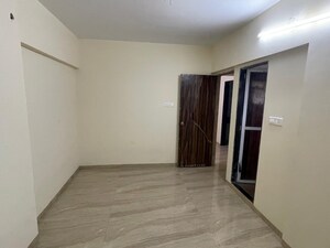 Room in 4 BHK Apartment at Kurla West – for Rent
