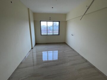 Room in 4 BHK Apartment at Kurla West – for Rent