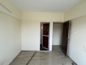 Room in 4 BHK Apartment at Kurla West – for Rent