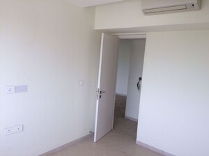 Room in 4 BHK Apartment at Lodha Fiorenza, Goregaon East – for Rent