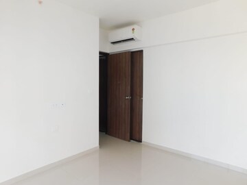 Room in 1 BHK Apartment at Lodha Amara, Kolshet Road – for Sale
