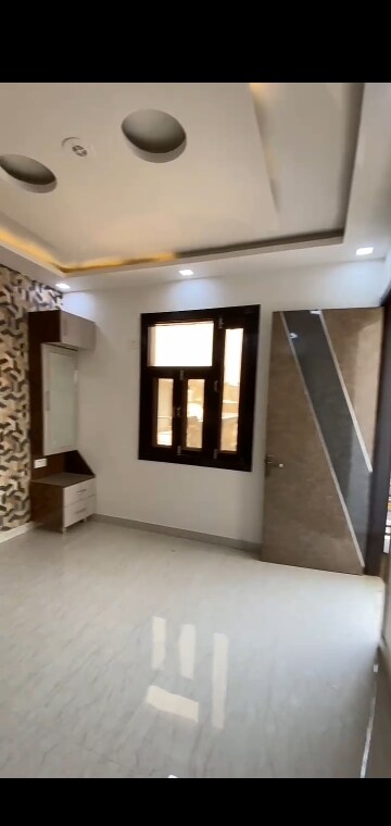 Room in 3 BHK Builder Floor at Dwarka Mor – for Sale