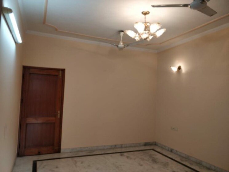 Room, east of kailash 4 Bedroom 500 Sq.Yd. Builder Floor In East Of Kailash Delhi 9460840