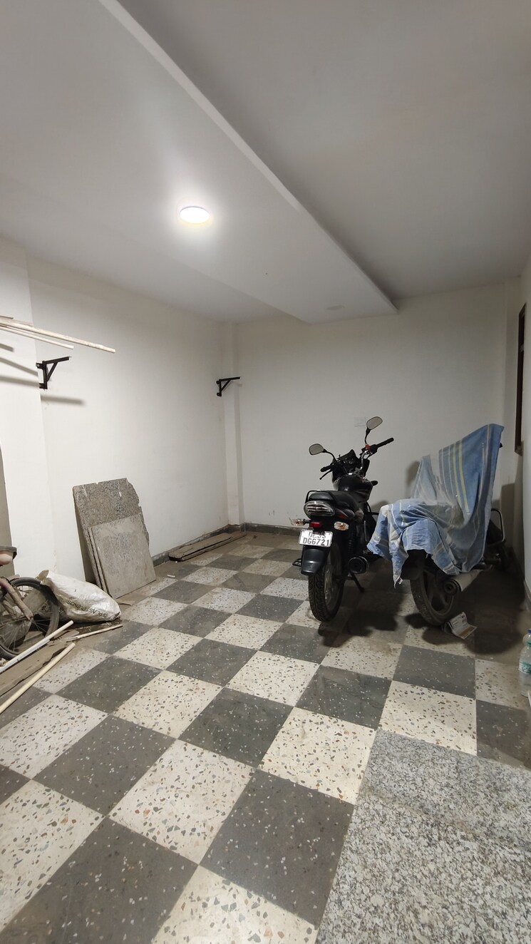  Parking, govindpuri 1.5 Bedroom 400 Sq.Ft. Builder Floor In Govindpuri Delhi 9460963