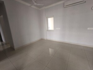 Room in 3.5 BHK Builder Floor at Central Park Flower Valley Aqua Front Towers, Sohna Sector 33 – for Rent