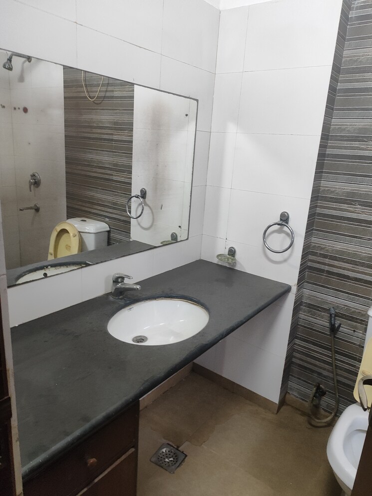 Bathroom, rwa-apartments-sector-19 2.5 Bedroom 1650 Sq.Ft. Villa In Sector 19 Noida 9461012