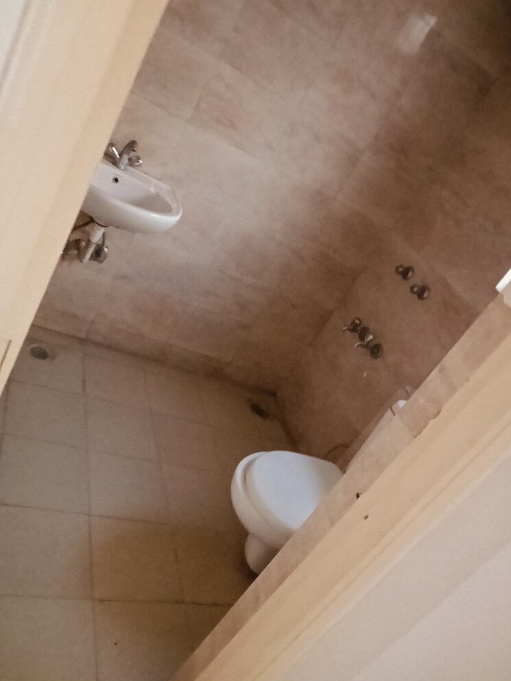 Bathroom, wave-dream-homes 2 Bedroom 808 Sq.Ft. Apartment In Wave City Ghaziabad 9461034