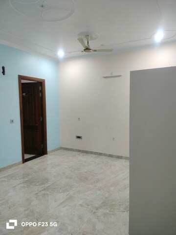 Room in 2 BHK Builder Floor at Gomti Nagar – for Rent