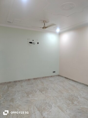 Room in 2 BHK Builder Floor at Gomti Nagar – for Rent