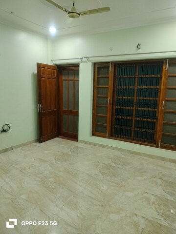 Room in 2 BHK Builder Floor at Gomti Nagar – for Rent