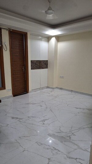 Room in 3 BHK Builder Floor at Sector 31 – for Rent