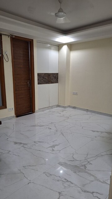 Room in 3 BHK Builder Floor at Sector 31 – for Rent
