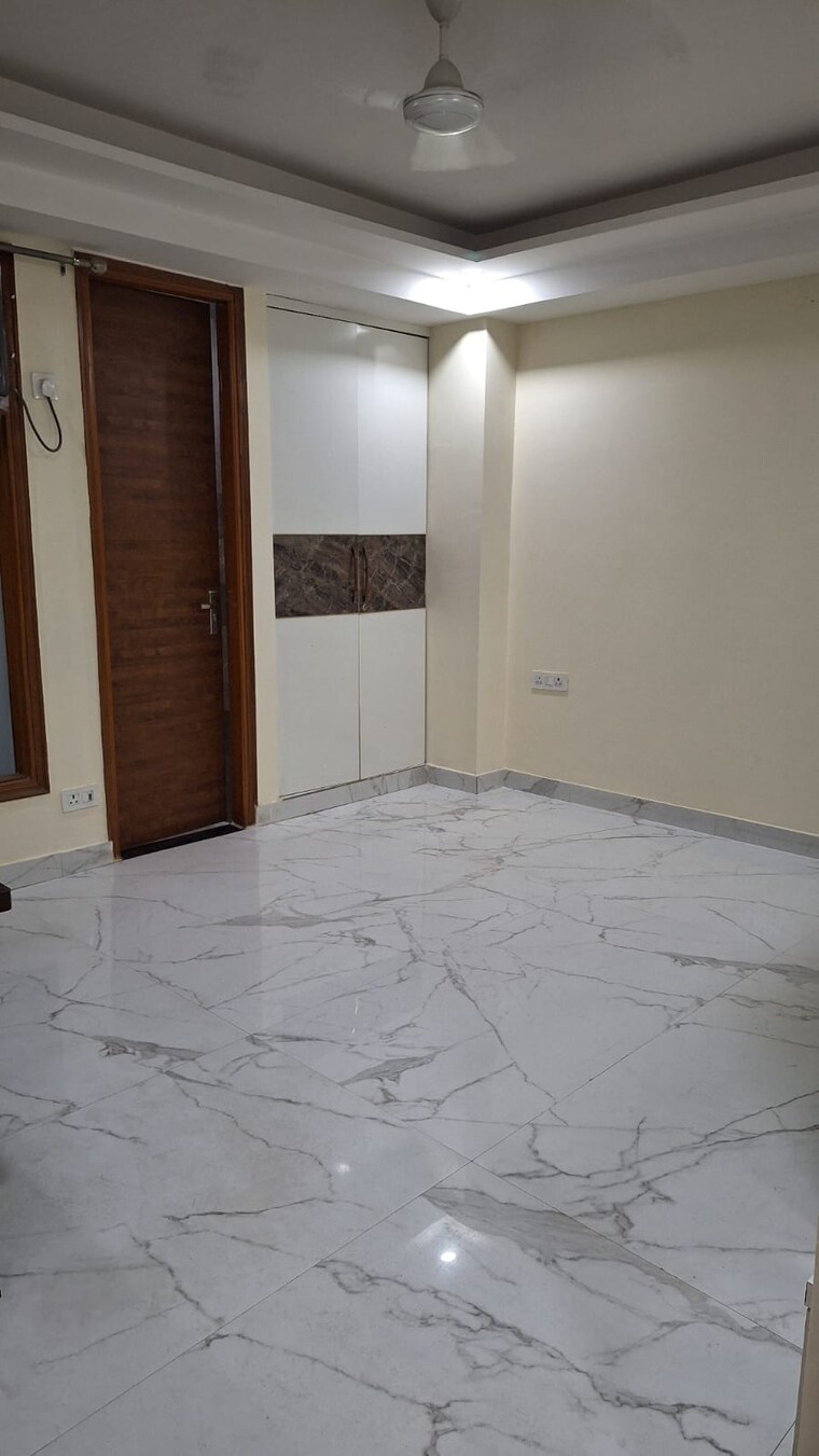Room, sector 31 3 Bedroom 2250 Sq.Ft. Builder Floor In Sector 31 Gurgaon 9461154