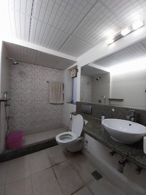 Team Area in 3 BHK Apartment at Parsvnath Exotica, Sector 53 – for Rent