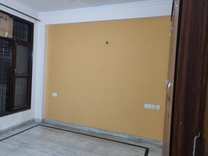 Room in 3 BHK Builder Floor at Sector 40 – for Rent