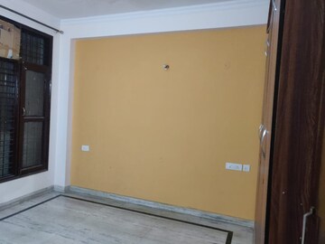 Room in 3 BHK Builder Floor at Sector 40 – for Rent
