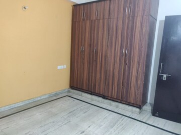 Room in 3 BHK Builder Floor at Sector 40 – for Rent