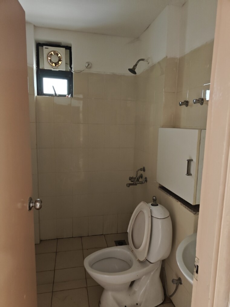 Bathroom, vatika-v-lante 2 Bedroom 1100 Sq.Ft. Apartment In Sector 83 Gurgaon 9461261