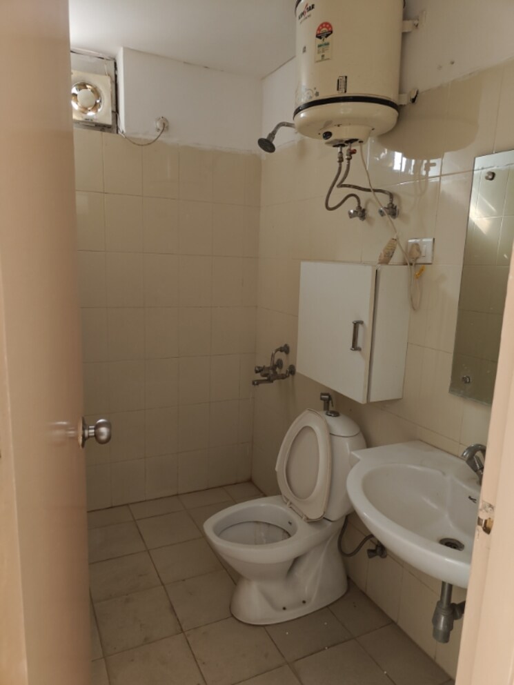 Bathroom, vatika-v-lante 2 Bedroom 1100 Sq.Ft. Apartment In Sector 83 Gurgaon 9461261