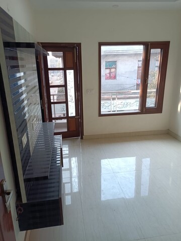 Room in 3 BHK Apartment at Prabhat Enclave Ghazipur, Ghazipur – for Rent
