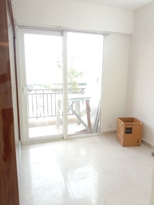 Room in 2 BHK Apartment at Signature Global Prime, Sector 63a – for Rent