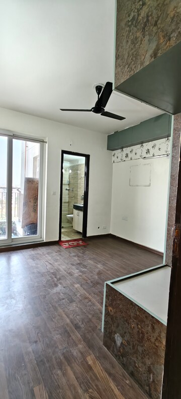 Room in 3 BHK Apartment at BPTP Discovery Park, Sector 80 – for Rent