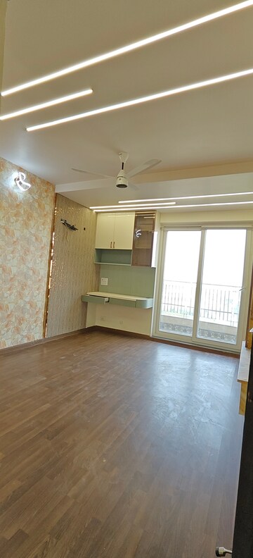 Room in 3 BHK Apartment at BPTP Discovery Park, Sector 80 – for Rent