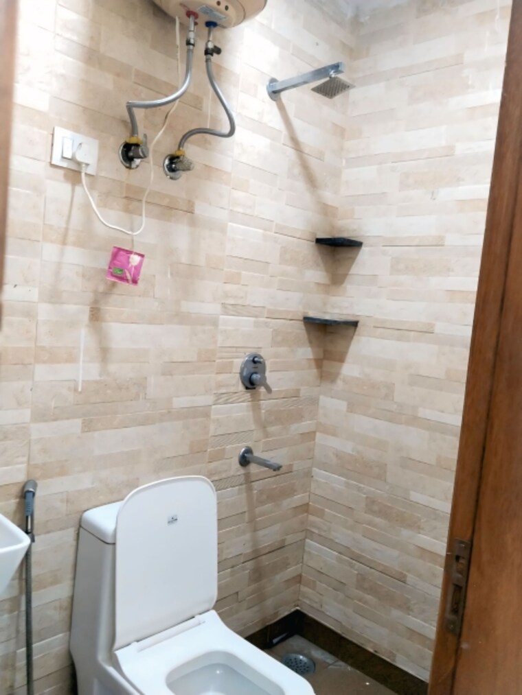 Bathroom, south patel nagar 2 Bedroom 1130 Sq.Ft. Builder Floor In South Patel Nagar Delhi 9461752