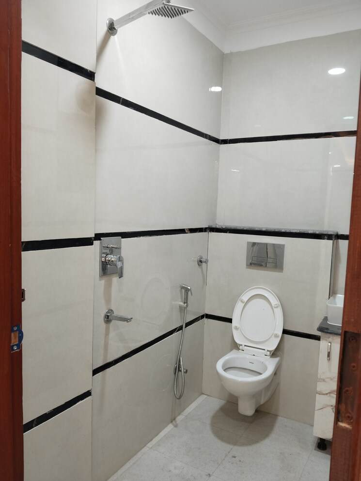Bathroom, sheikh sarai 2.5 Bedroom 1350 Sq.Ft. Apartment In Sheikh Sarai Delhi 9461766