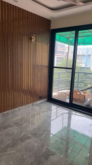 Balcony in 3 BHK Builder Floor at DLF City Phase IV, Dlf Phase iv – for Rent