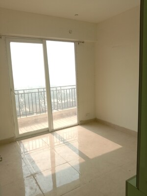 Room in 2 BHK Apartment at Signature Global Prime, Sector 63a – for Rent