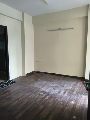 Room in 2.5 BHK Apartment at Prateek Laurel Phase-II, Sector 120 – for Rent