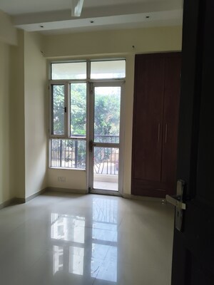 Room in 2.5 BHK Apartment at Prateek Laurel Phase-II, Sector 120 – for Rent