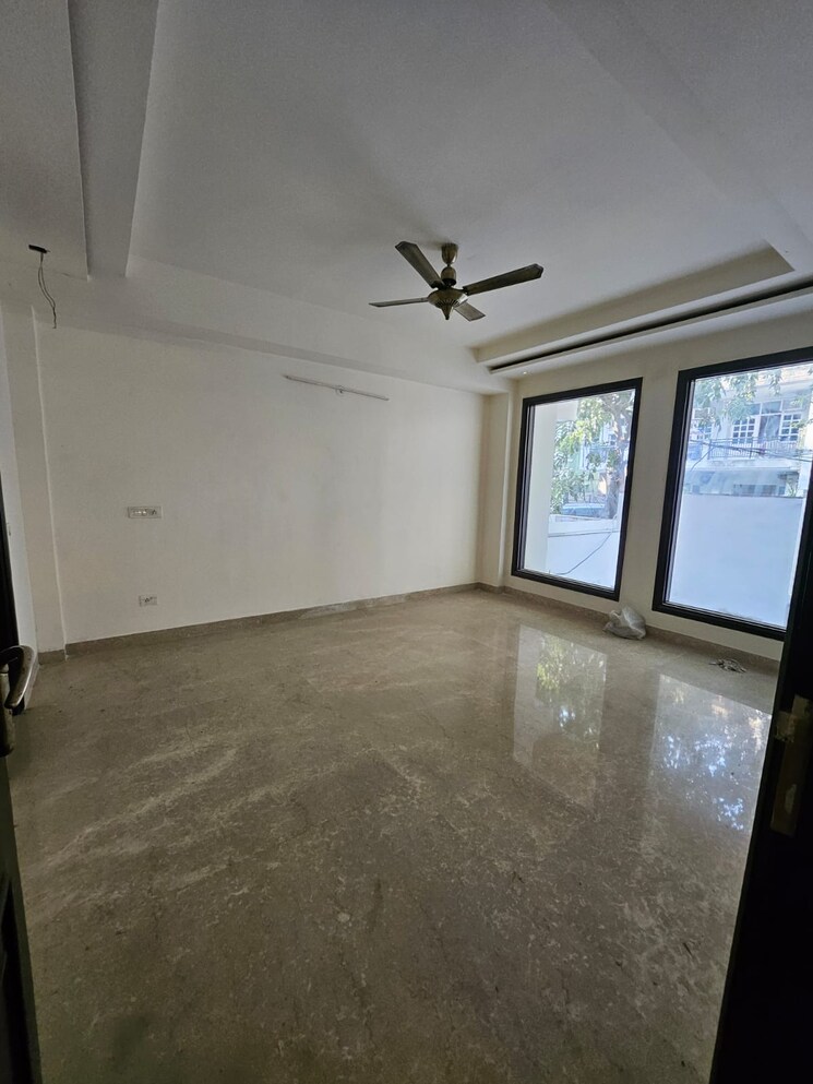 Room, sushant lok i 5 Bedroom 300 Sq.Yd. Independent House In Sushant Lok I Gurgaon 9461992