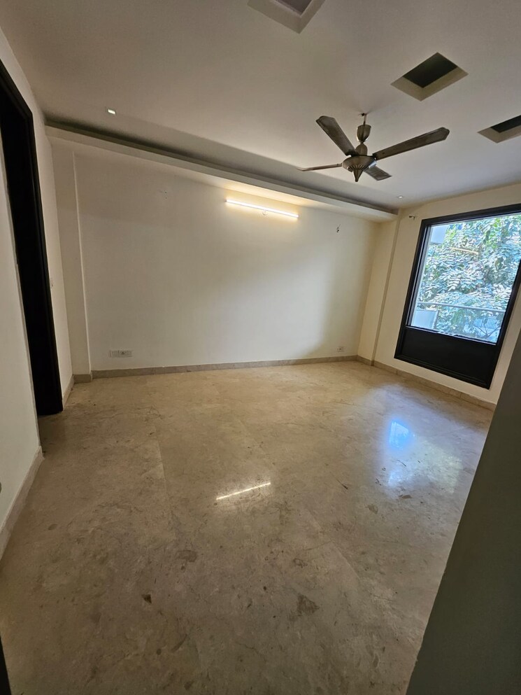 Room, sushant lok i 5 Bedroom 300 Sq.Yd. Independent House In Sushant Lok I Gurgaon 9461992