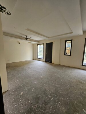 Room in 5 BHK Independent House at Sushant Lok I – for Rent