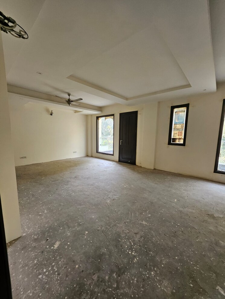 Room, sushant lok i 5 Bedroom 300 Sq.Yd. Independent House In Sushant Lok I Gurgaon 9461992