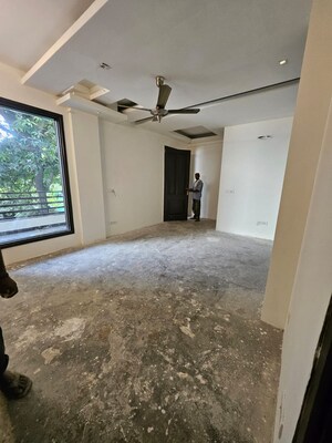 Room in 5 BHK Independent House at Sushant Lok I – for Rent